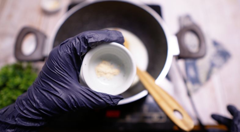 Step 3: Incorporate Garlic and Onion Powder Step 3: Incorporate Garlic and Onion Powder